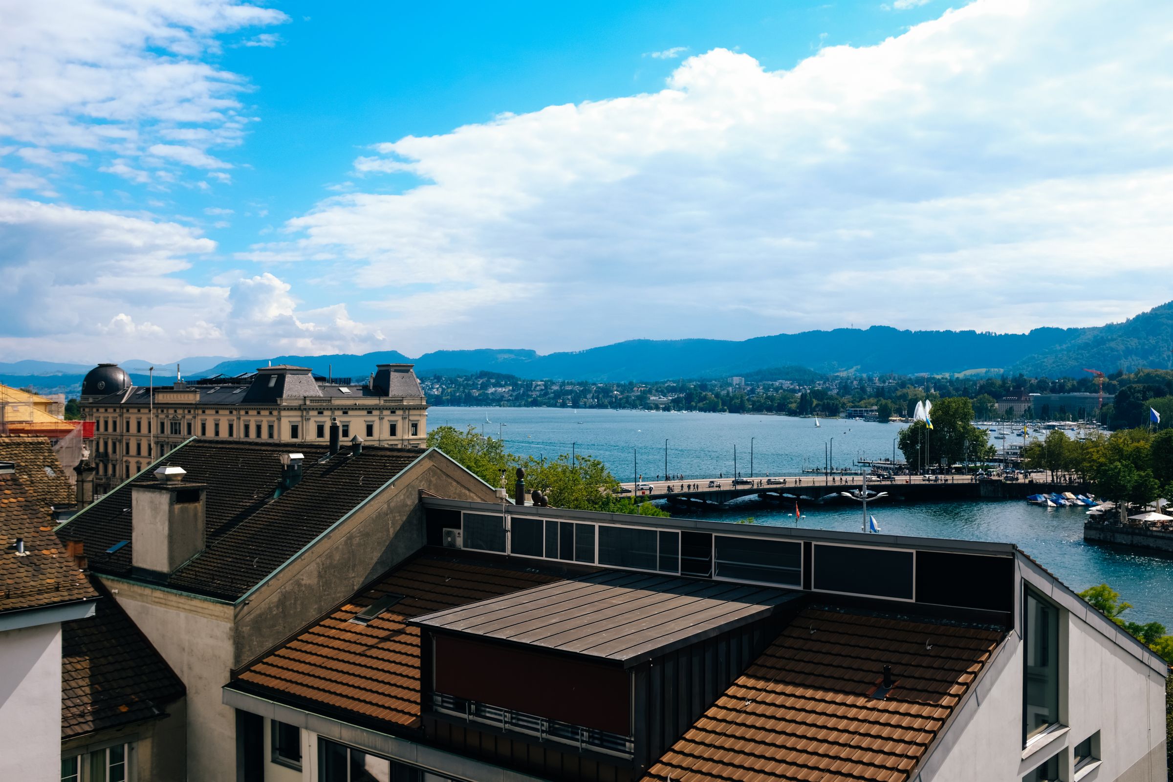Vue sur les toits de Zurich, la Limmat et le lac